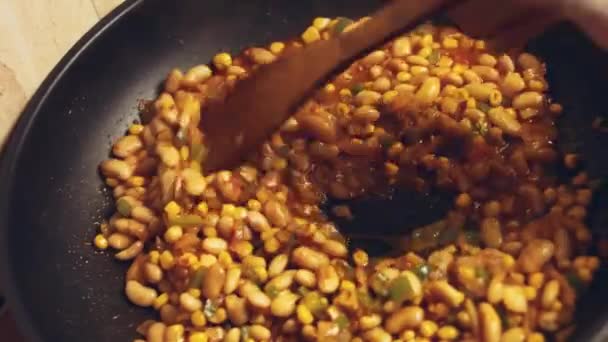将蔬菜 胡萝卜 绿豆和绿豆放入铁锅中的酱油中搅拌和蒸煮 家庭厨房烹饪电炉生活方式视频 — 图库视频影像