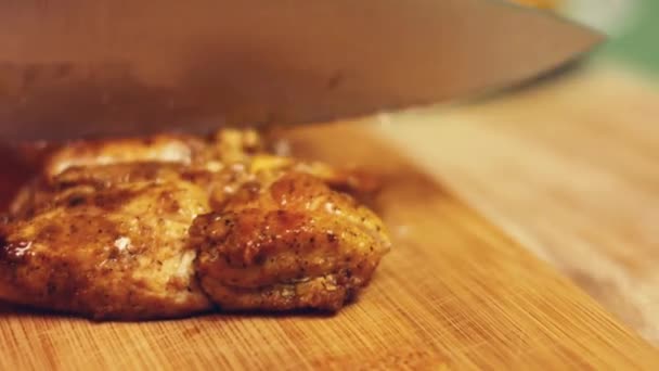Γυναίκα Κόβει Τηγανητό Στήθος Κοτόπουλου Φέτες Ξύλινη Σανίδα — Αρχείο Βίντεο