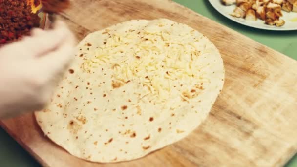 Comida Mexicana Fogão Prepara Tortilhas Milho Preto Com Queijo Flor — Vídeo de Stock