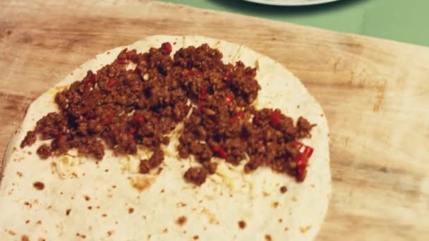 Meksika Yemeği Fırın Siyah Mısır Tortilla Peyniri Kabak Çiçeği Hazırlar — Stok video