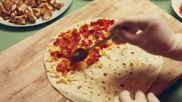 Meksykańskie Jedzenie Kuchenka Przygotowuje Czarne Tortille Kukurydziane Serem Kwiat Squasha — Wideo stockowe