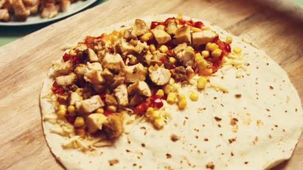 墨西哥菜 烹调者用奶酪和南瓜花准备黑玉米玉米片 — 图库视频影像