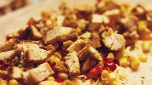 요리사는 멕시코 음식에 치즈와 호박꽃을 곁들인 옥수수 토르티야를 만든다 — 비디오