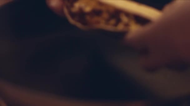 Frissen Csomagolt Csirkés Quesadillát Sütök Egy Serpenyőben Leveszem Címlapot Mexikói — Stock videók