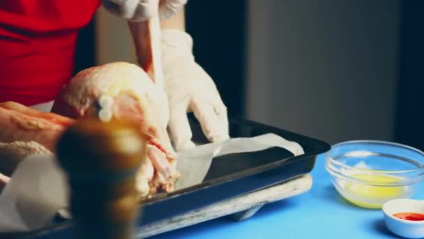 切り取られた女性は 木製のまな板の上に新鮮なピンクの鶏の肉をマリネするためにパン粉を手スパイス 追加します 炒め調理鶏料理のための新しい調理法 ビデオ 4K解像度 — ストック動画