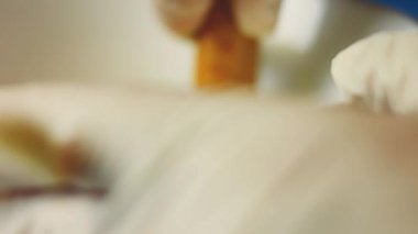 Sarımsaklar masanın üzerinde duran cam bir kaseye düşer.