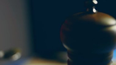 Sarımsaklar masanın üzerinde duran cam bir kaseye düşer.