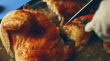 Aşçı haşlanmış tavuk, yavaş çekimde yakın çekim. Yakın plan eller haşlanmış tavuk bacağı. Yakın plan eller mutfakta haşlanmış tavuk bacağı kesiyor..