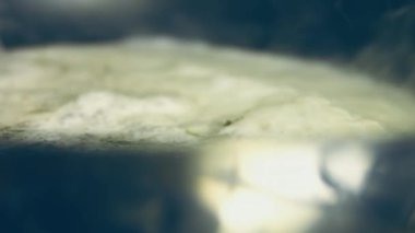 Panang Curry siyah bir tavaya atlıyor. Tavuklu Tayland yemeği. Makro görüntüyü sabit tut..