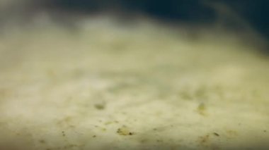 Panang Curry siyah bir tavaya atlıyor. Tavuklu Tayland yemeği. Makro görüntüyü sabit tut..