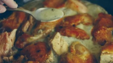 Gürcistan Shkmeruli 4k tarifi. Hindi kadar büyük bir tavuk..