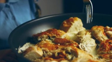 Gürcistan Shkmeruli 4k tarifi. Hindi kadar büyük bir tavuk..