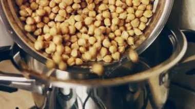 Ördek eti ve nohut ve pişmiş sebze tadı alıyorum ördek buhar yapıyor ve çok iştah açıcı görünüyor.