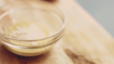 Malzeme karışımı, karabiber, hardal ve kıymalı sarımsak. 4k görüntü görüntü tarifi.