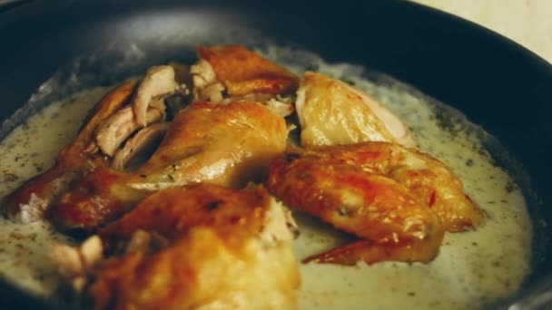 グルジアのシュクメリ4Kレシピ 七面鳥のように大きい鶏 — ストック動画