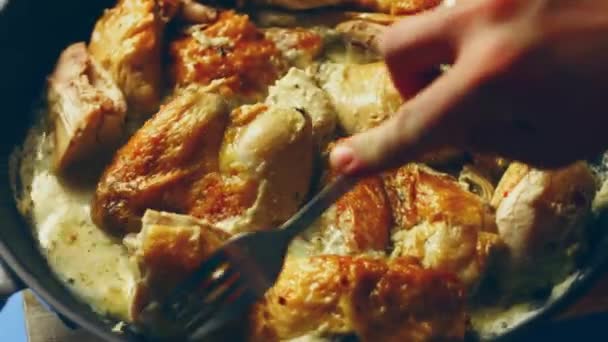 Georgische Shkmeruli Rezept Huhn Groß Wie Ein Truthahn — Stockvideo