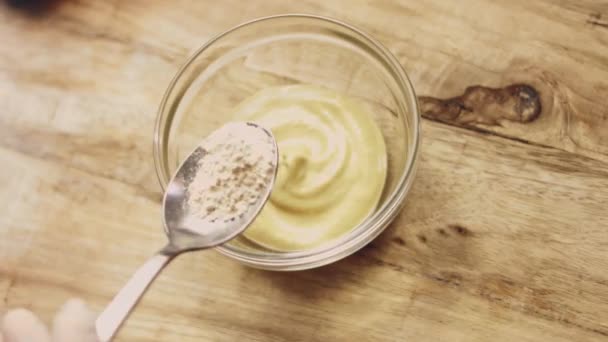 Meng Het Mengsel Van Ingrediënten Zwarte Peper Mosterd Gehakte Knoflook — Stockvideo