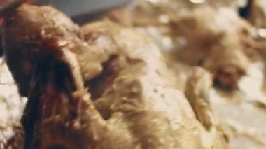 Ördeği birkaç parça halinde pişiriyorum. Ördek buhar yapıyor ve çok iştah açıcı görünüyor. 4k görüntü görüntü tarifi