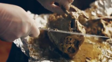 Ördeği birkaç parça halinde pişiriyorum. Ördek buhar yapıyor ve çok iştah açıcı görünüyor. 4k görüntü görüntü tarifi