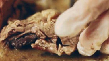 Ördeği birkaç parça halinde pişiriyorum. Ördek buhar yapıyor ve çok iştah açıcı görünüyor. 4k görüntü görüntü tarifi