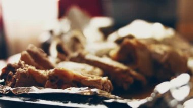 Ördeği birkaç parça halinde pişiriyorum. Ördek buhar yapıyor ve çok iştah açıcı görünüyor. 4k görüntü görüntü tarifi