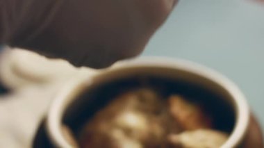 Nohut ördeğinin üzerine karabiber basıyorum. Ördek buhar yapıyor ve çok iştah açıcı görünüyor. 4k görüntü görüntü tarifi