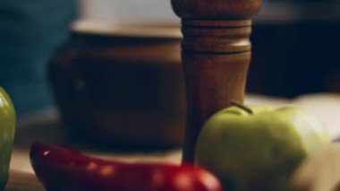 Nohut ördeğinin üzerine karabiber basıyorum. Ördek buhar yapıyor ve çok iştah açıcı görünüyor. 4k görüntü görüntü tarifi