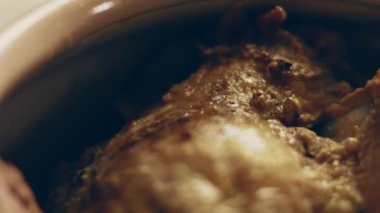 Nohut ördeğinin üzerine karabiber basıyorum. Ördek buhar yapıyor ve çok iştah açıcı görünüyor. 4k görüntü görüntü tarifi