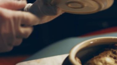 Nohut ördeğinin üzerine karabiber basıyorum. Ördek buhar yapıyor ve çok iştah açıcı görünüyor. 4k görüntü görüntü tarifi