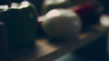 Kadınların elleri kızarmış ördeğe bal ve hardal döküyor. Fırında elmalarla kızartılmış kaz. 4k görüntü görüntü tarifi. Alüminyum folyo kullan