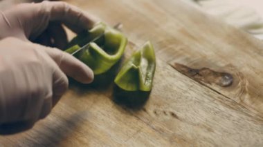 Kadınların elleri kızarmış ördeğe bal ve hardal döküyor. Fırında elmalarla kızartılmış kaz. 4k görüntü görüntü tarifi. Alüminyum folyo kullan