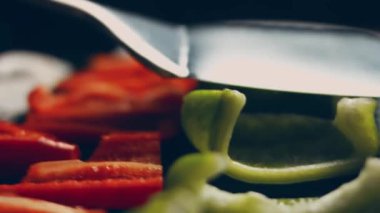 Sebzeleri ızgaraya koydum. Biberler ve beyaz soğan 4k görüntü tarifi.