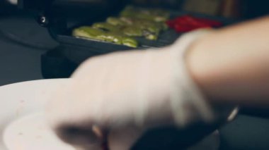 Sebzeleri ızgaraya koydum. Biberler ve beyaz soğan 4k görüntü tarifi.