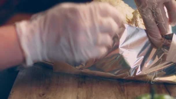女人的手把蜂蜜和芥末倒在烤鸭上 鹅在烤箱里烤苹果 4K电影胶片配方 使用铝箔 — 图库视频影像