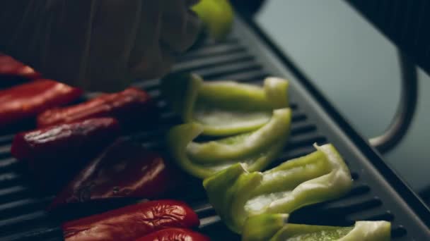 Ich Lege Das Gemüse Auf Den Grill Paprika Und Weiße — Stockvideo