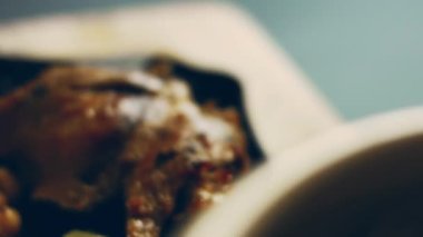 Ördek eti ve nohut ve pişmiş sebze tadı alıyorum ördek buhar yapıyor ve çok iştah açıcı görünüyor.