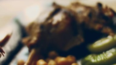 Ördek eti ve nohut ve pişmiş sebze tadı alıyorum ördek buhar yapıyor ve çok iştah açıcı görünüyor.