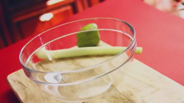 Karıştırıcı yumurta, şeker ve tuzu karıştırır. Karıştırıcıyla hamuru çırpıyor. Evde hamur pişirmek un, tuz ve yumurtadan nasıl hamur yapılacağı konusunda talimatlar almak.