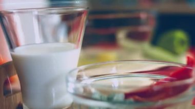 Karıştırıcı yumurta, şeker ve tuzu karıştırır. Karıştırıcıyla hamuru çırpıyor. Evde hamur pişirmek un, tuz ve yumurtadan nasıl hamur yapılacağı konusunda talimatlar almak.