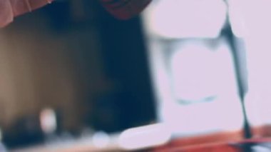 Çiğ yumurtaların üzerine tuz koydum. Karışım için pişiriyoruz. 4k sinematografi tarifi