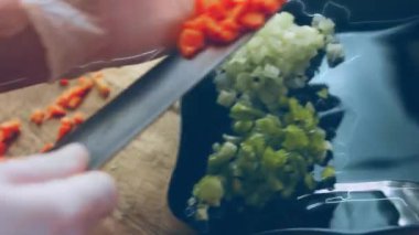 Şef salata için keskin bir bıçakla havuç keser. Erkek şef evde mutfakta salata hazırlıyor. Restoranın mutfağında lezzetli bir yemek pişirmek. Malzemelerin hazırlanması. Her gün sağlıklı yemek..