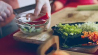 Diğer sebzelerde yeşil saklıyorum. 4k sinematografi videosu.