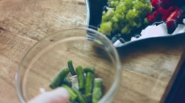 Diğer sebzelerde yeşil saklıyorum. 4k sinematografi videosu.