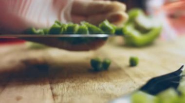 Diğer sebzelerde yeşil saklıyorum. 4k sinematografi videosu.