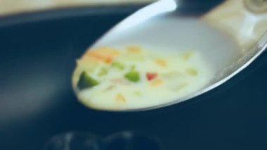 Yeni anneler için sebzeli Healty Omlette. 4k Tarifi