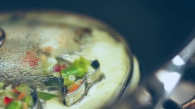 Yeni anneler için sebzeli Healty Omlette. 4k Tarifi