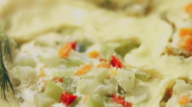 Yeni anneler için sebzeli Healty Omlette. 4k Tarifi