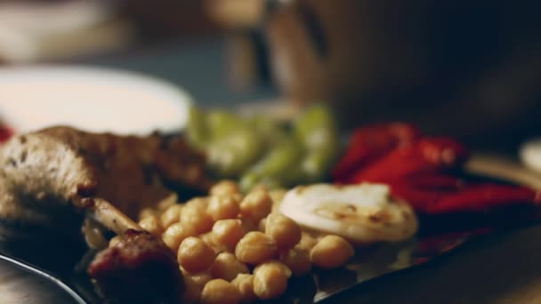 Saya Rasa Daging Bebek Dengan Kacang Arab Dan Sayuran Dimasak — Stok Video