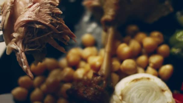 我吃鸭肉配鹰嘴豆和煮熟的蔬菜鸭肉鸭肉给人的是蒸汽 看起来很开胃 — 图库视频影像