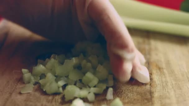 Chef Schneidet Sellerie Gemüse Auf Holzbrett Nahaufnahme Auf Händen Kinematographie — Stockvideo